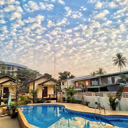 SUNRAY Guesthouse สุนันท์บ้านพักริมคลอง Uthai Thani Eksteriør billede