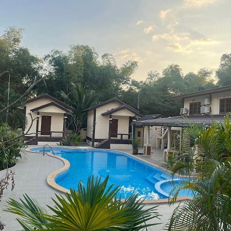 SUNRAY Guesthouse สุนันท์บ้านพักริมคลอง Uthai Thani Eksteriør billede