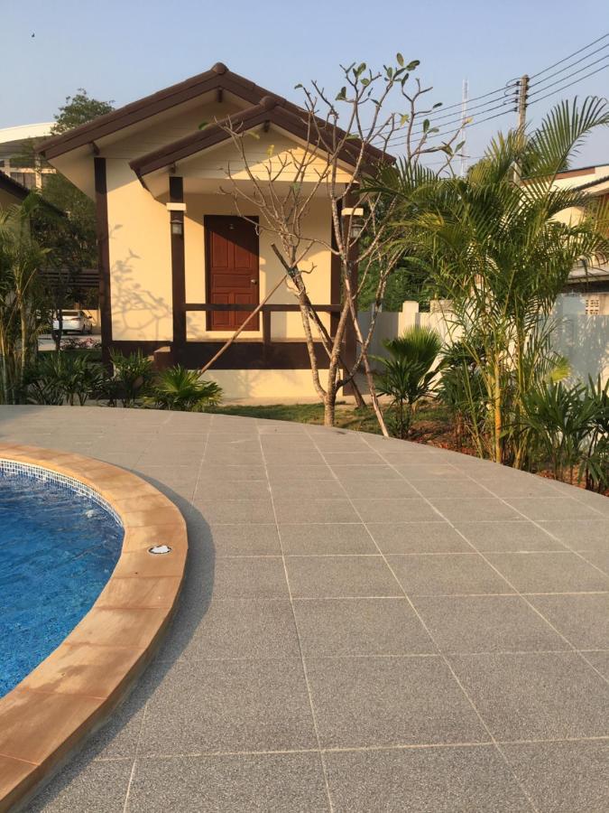 SUNRAY Guesthouse สุนันท์บ้านพักริมคลอง Uthai Thani Eksteriør billede