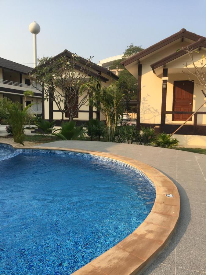 SUNRAY Guesthouse สุนันท์บ้านพักริมคลอง Uthai Thani Eksteriør billede