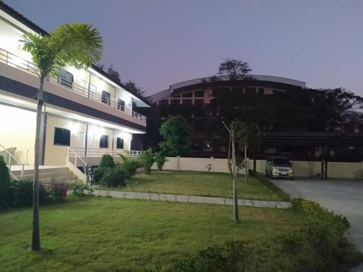 SUNRAY Guesthouse สุนันท์บ้านพักริมคลอง Uthai Thani Eksteriør billede