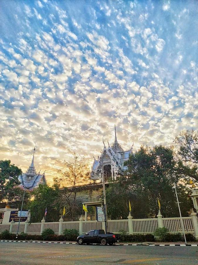 SUNRAY Guesthouse สุนันท์บ้านพักริมคลอง Uthai Thani Eksteriør billede