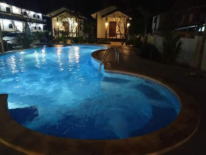 SUNRAY Guesthouse สุนันท์บ้านพักริมคลอง Uthai Thani Eksteriør billede