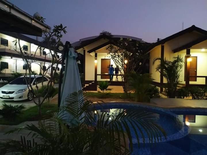 SUNRAY Guesthouse สุนันท์บ้านพักริมคลอง Uthai Thani Eksteriør billede