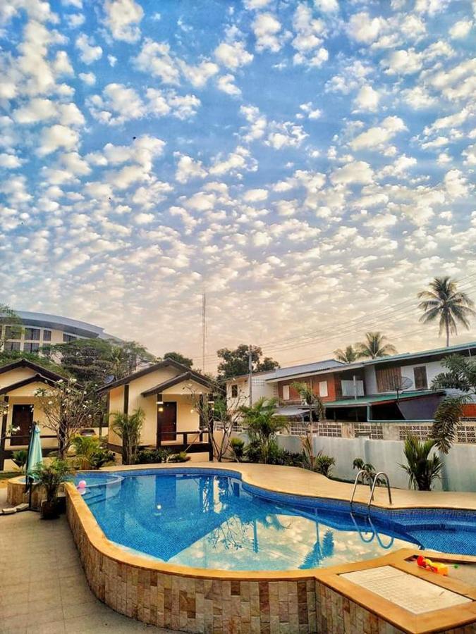 SUNRAY Guesthouse สุนันท์บ้านพักริมคลอง Uthai Thani Eksteriør billede