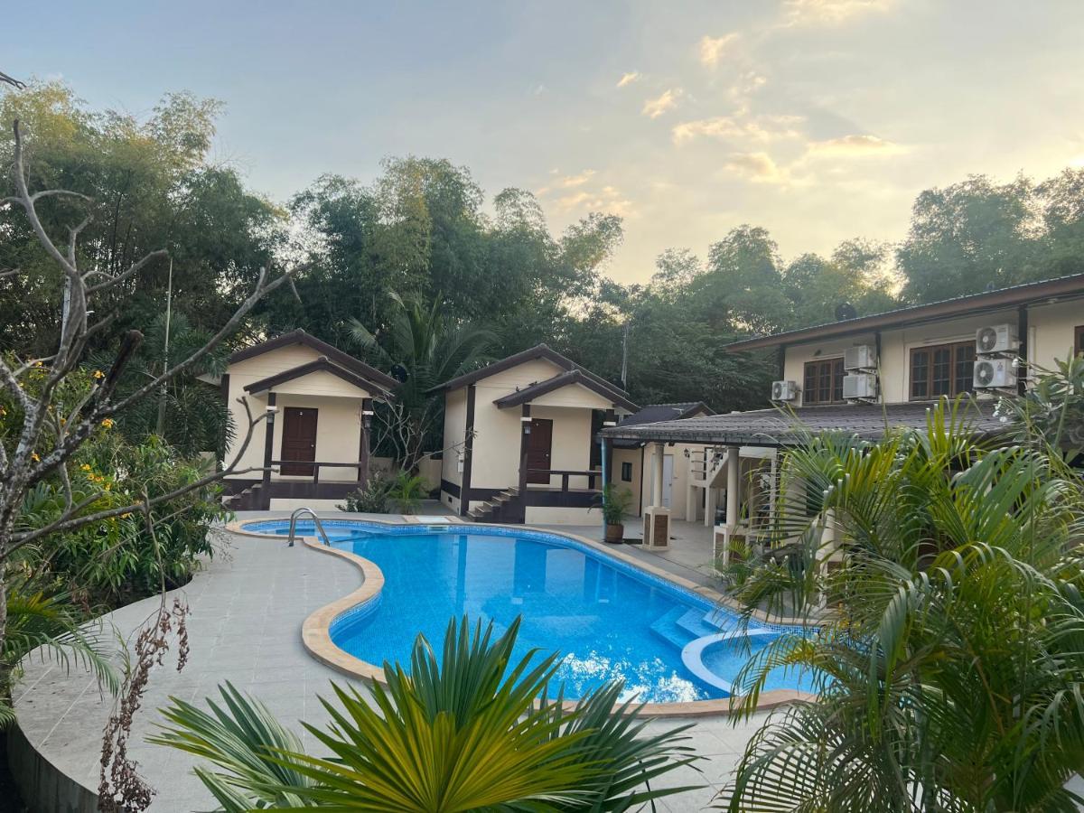 SUNRAY Guesthouse สุนันท์บ้านพักริมคลอง Uthai Thani Eksteriør billede
