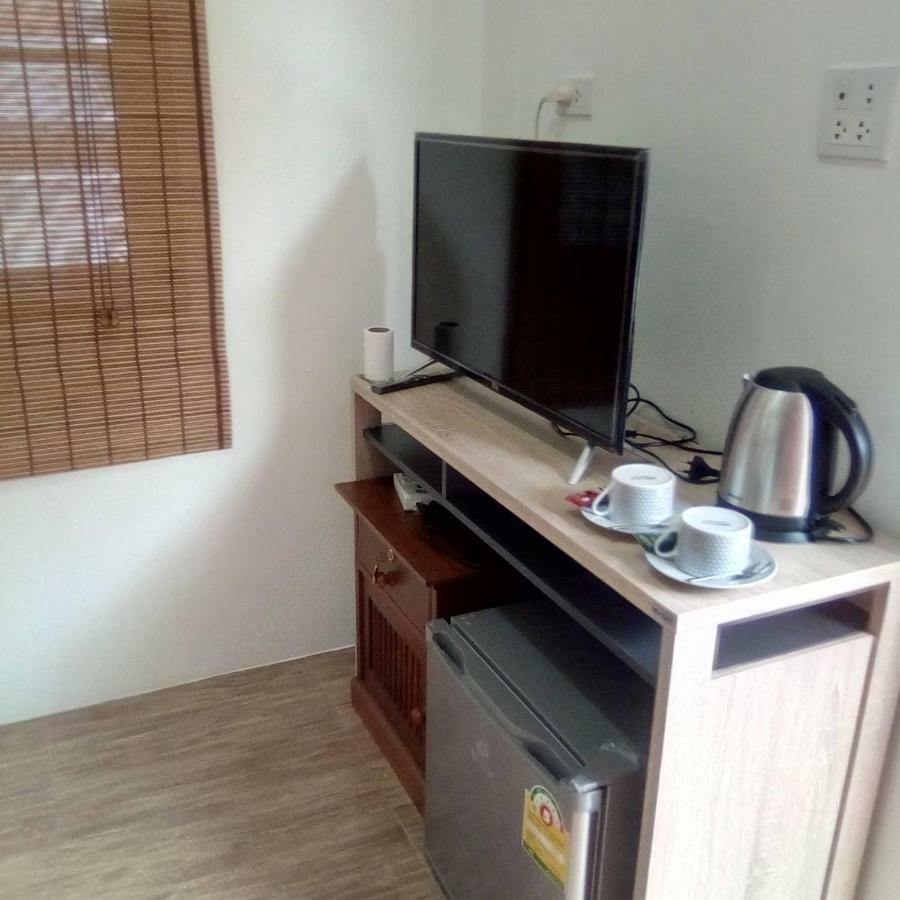 SUNRAY Guesthouse สุนันท์บ้านพักริมคลอง Uthai Thani Eksteriør billede