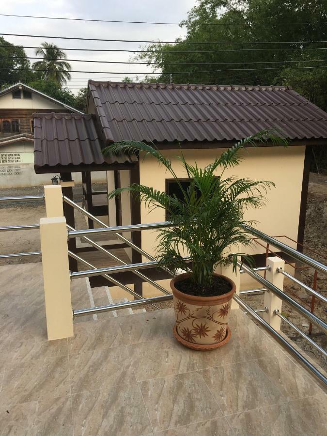 SUNRAY Guesthouse สุนันท์บ้านพักริมคลอง Uthai Thani Eksteriør billede