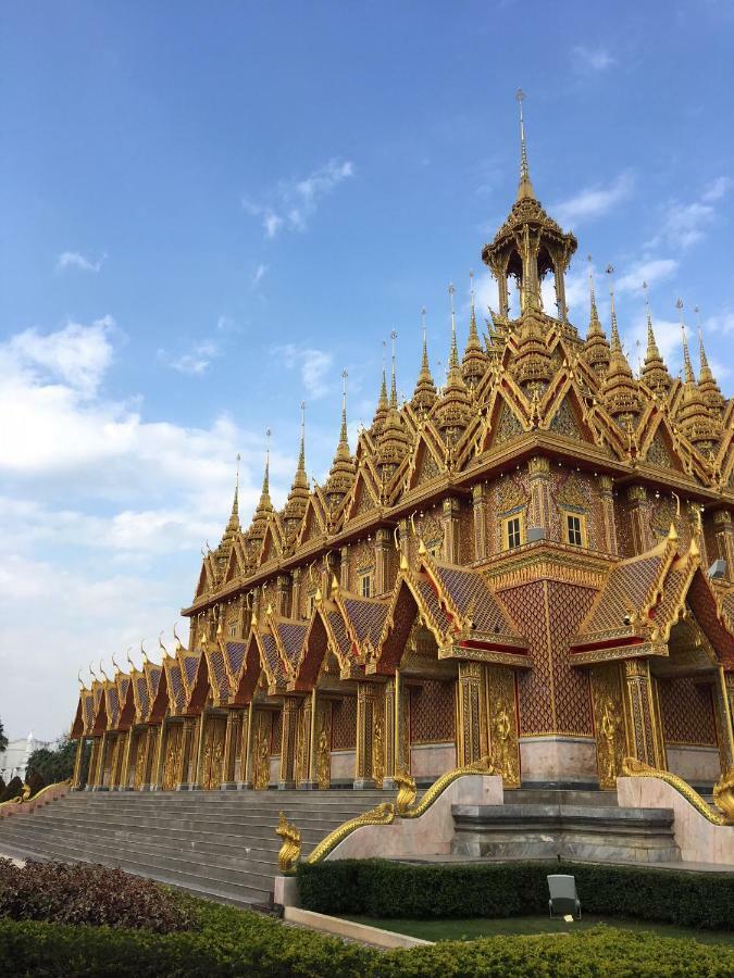 SUNRAY Guesthouse สุนันท์บ้านพักริมคลอง Uthai Thani Eksteriør billede
