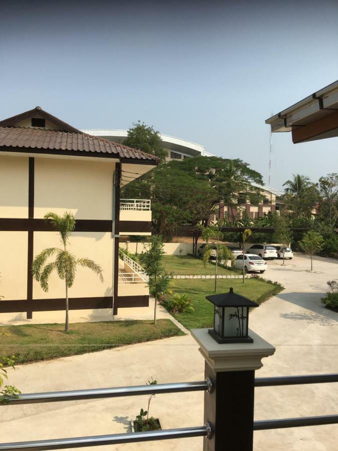 SUNRAY Guesthouse สุนันท์บ้านพักริมคลอง Uthai Thani Eksteriør billede