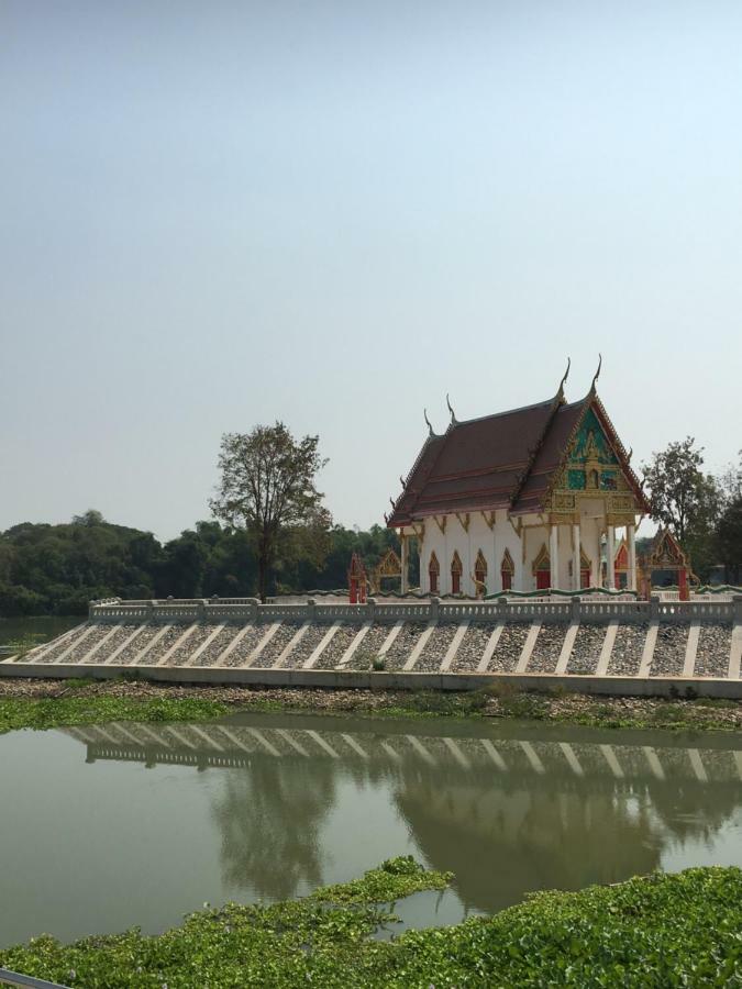 SUNRAY Guesthouse สุนันท์บ้านพักริมคลอง Uthai Thani Eksteriør billede