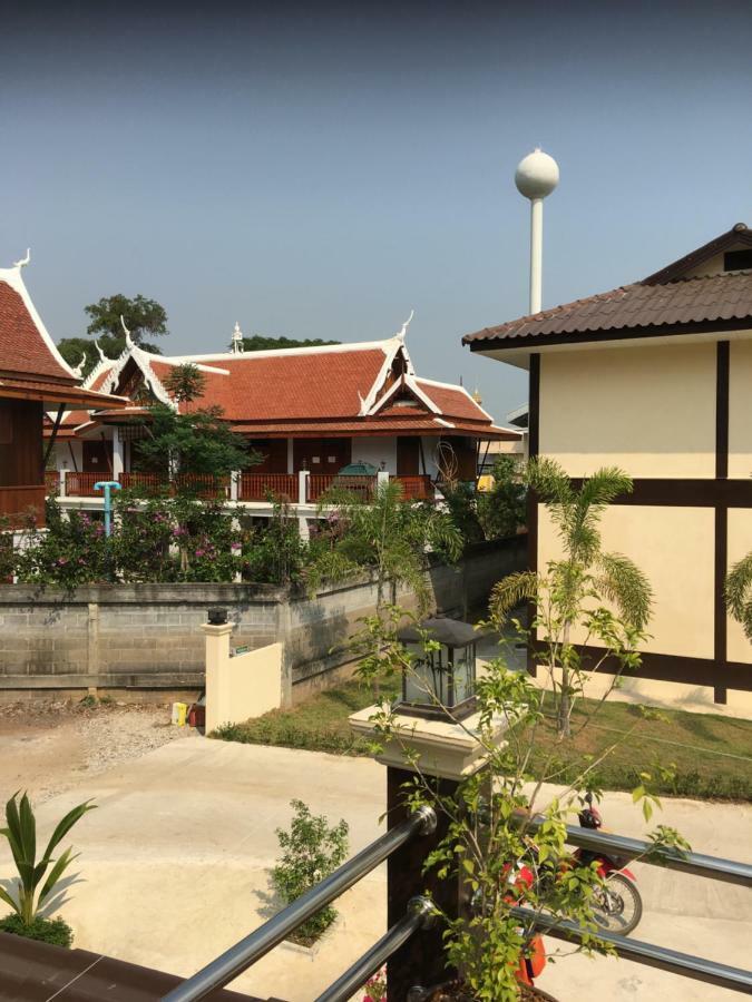 SUNRAY Guesthouse สุนันท์บ้านพักริมคลอง Uthai Thani Eksteriør billede