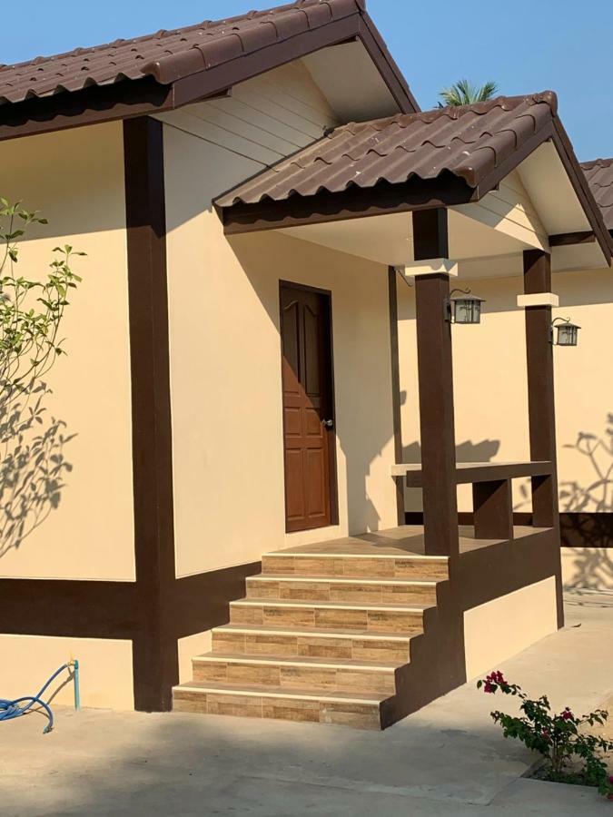 SUNRAY Guesthouse สุนันท์บ้านพักริมคลอง Uthai Thani Eksteriør billede