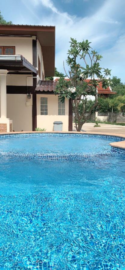SUNRAY Guesthouse สุนันท์บ้านพักริมคลอง Uthai Thani Eksteriør billede