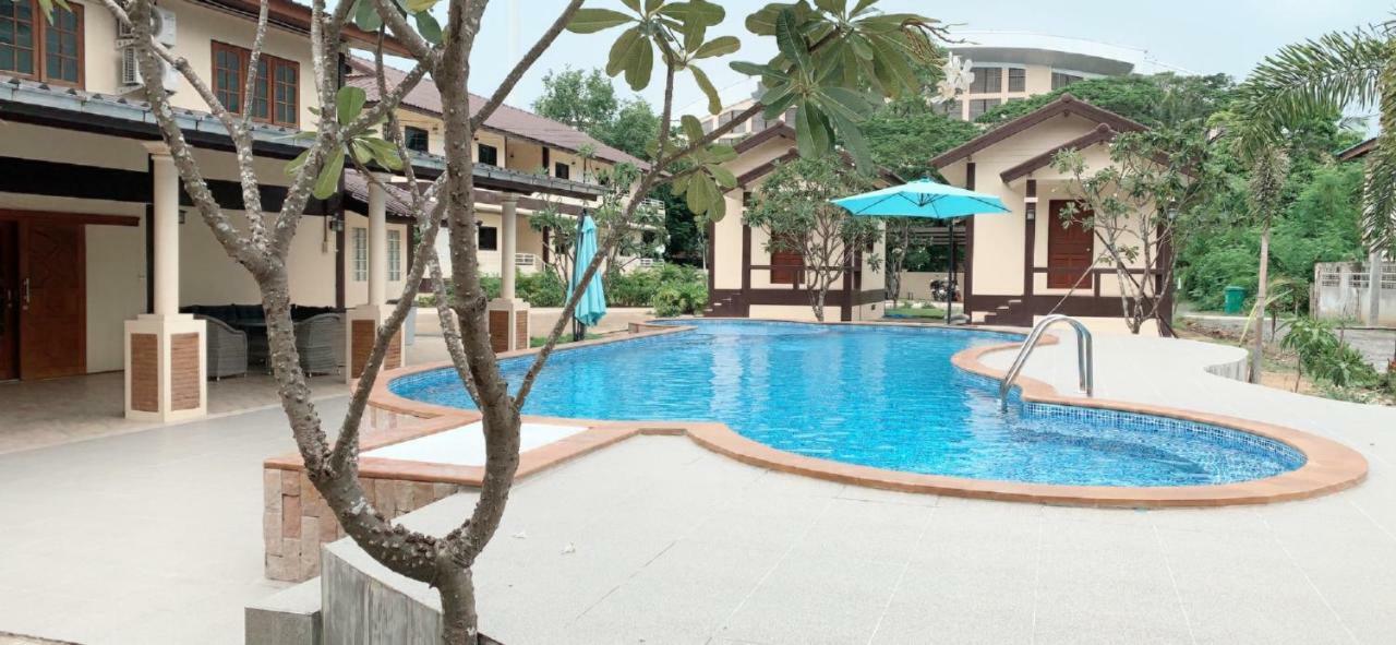 SUNRAY Guesthouse สุนันท์บ้านพักริมคลอง Uthai Thani Eksteriør billede